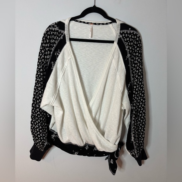 Elegant Black and White Women's Top - Picture 2 of 8